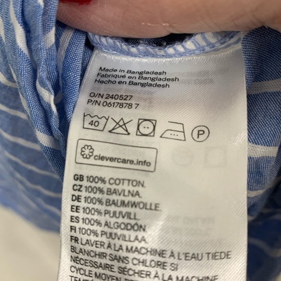 🎉Women’s long sleeve H&M shirt - Size Small - blue w/white vertical stripes - Picture 9 of 12